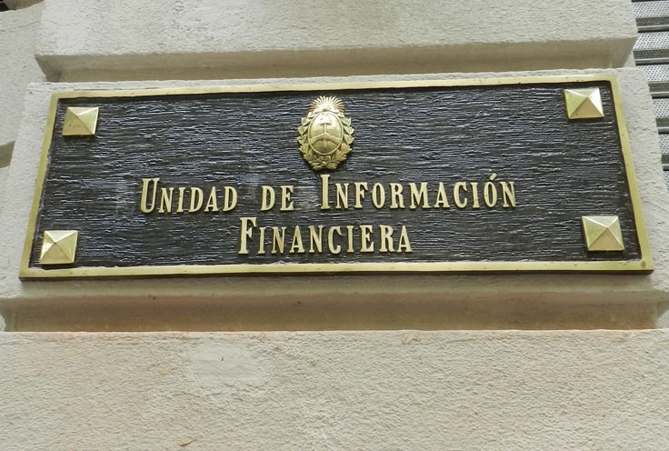 La Unidad de Información Financiera (UIF) agregó un nuevo requerimiento para comprar dólares. De este modo, facultó a las entidades bancarias y financieras a solicitar documentación tributaria a los clientes que compren dólares.
